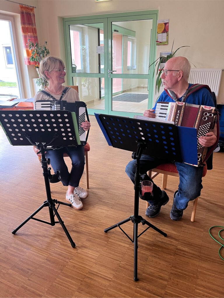Eigenes Foto musikalischer Nachmittag - unsere beiden Begleitungen für lustige Lieder